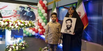 سومین شب برنامه «ایران 45» به شهدای ترور تقدیم شد