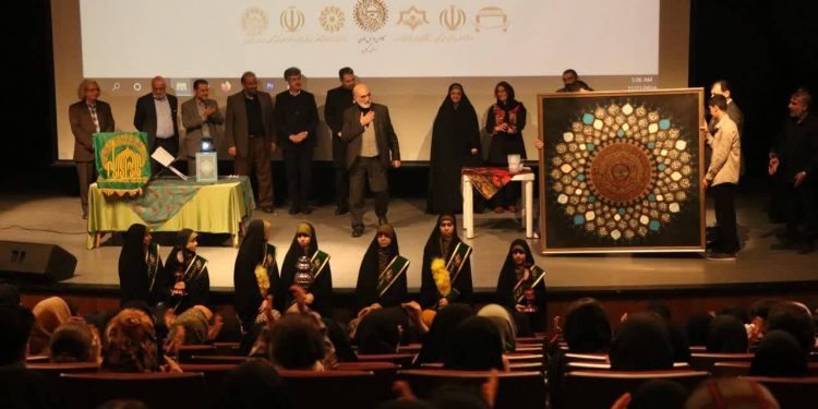 اهدا تابلو خطاطی دکتر اسحاق معبود مژدهی به موزه پروفسور حسابی