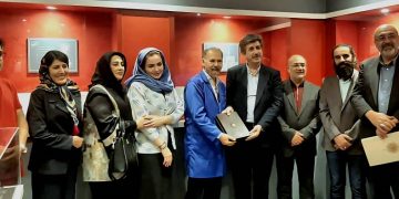 تقدیر دکتر کجوری از بنیان‌گذار موزه تمبرهای طلا و نقره ایران