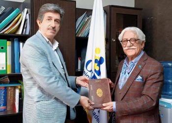 اهدای دیوان حافظ به استاد ارتباطات؛ نماد احترام به یک چهره ماندگار