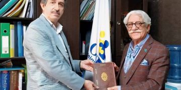 اهدای دیوان حافظ به استاد ارتباطات؛ نماد احترام به یک چهره ماندگار