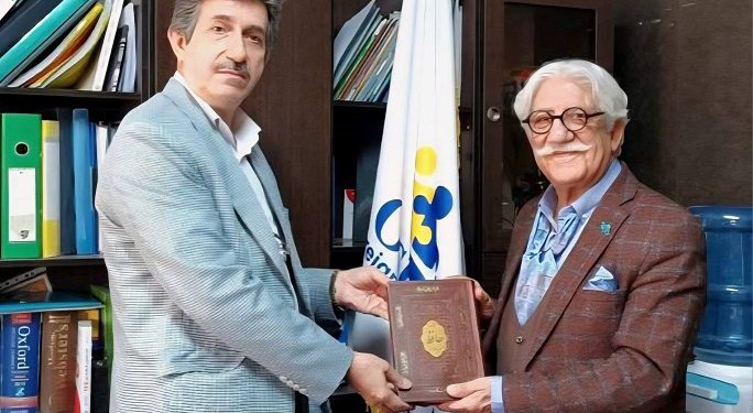 اهدای دیوان حافظ به استاد ارتباطات؛ نماد احترام به یک چهره ماندگار
