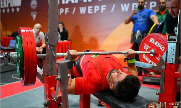 سکوی جهانی با عکس شهید