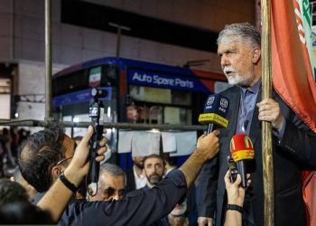 «آقای وزیر، چرا وقتی قافیه تنگ می‌آید پرچم به دست می‌شوید؟!»